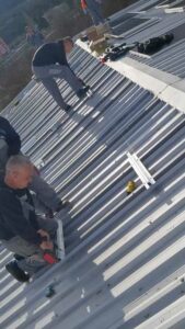 Εγκατάσταση φωτοβολταϊκών πάνελ στην οροφή της αθλητικής αίθουσας στα Μπίτολα