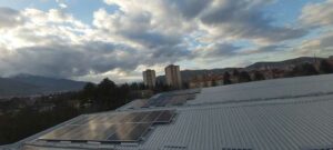 Εγκατάσταση φωτοβολταϊκών πάνελ στην οροφή της αθλητικής αίθουσας στα Μπίτολα
